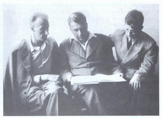 Е.А.Мравинский, И.И.Соллертинский и Д.Д.Шостакович с партитурой Седьмой симфонии в Новосибирске. 1942 г. 