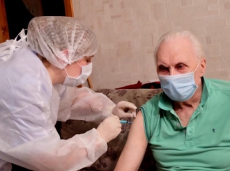 Прививать на дому от коронавируса начали в Новосибирской области