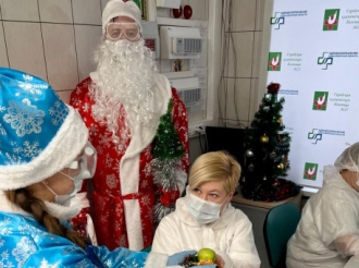 Дед Мороз со Снегурочкой поздравили пациентов инфекционного госпиталя