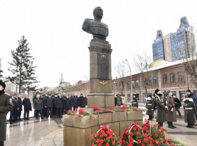 Церемония возложения цветов к бюсту Маршала авиации Александра Покрышкина
