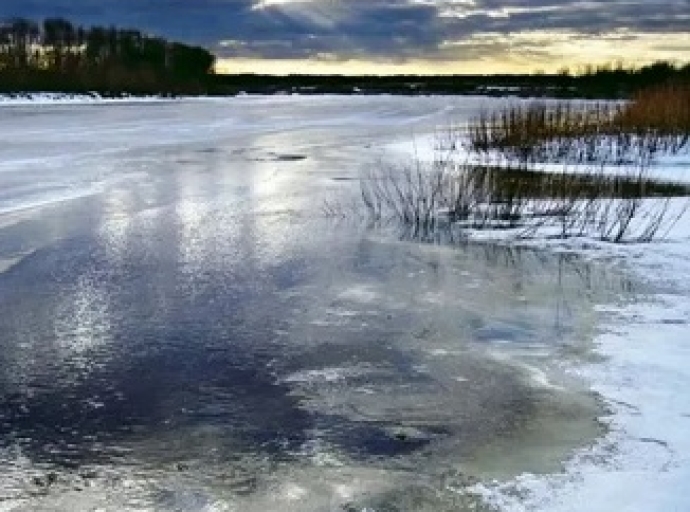 Тонкий лед и ледяная вода – главные опасности на водоемах осенью