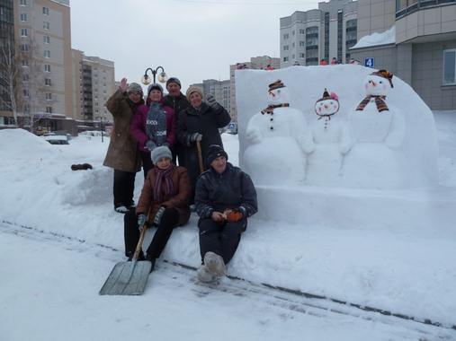 Члены Союза пенсионеров наукограда Кольцово на конкурсе снежных фигур