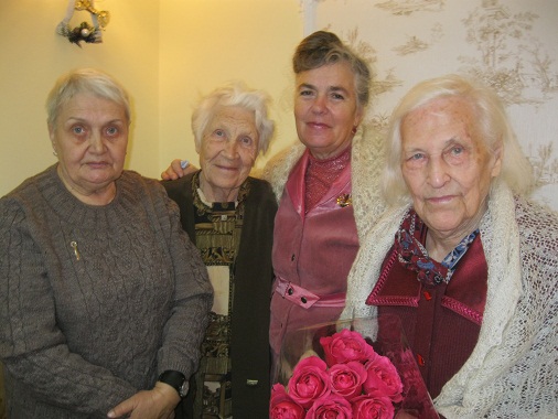 Софья Григорьевна с подругами